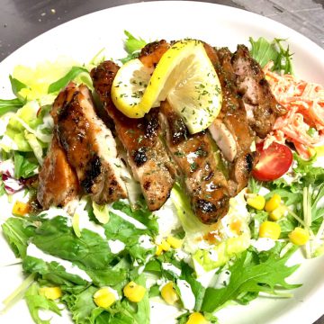 ジャークチキンライスまたはサラダ<br>Jerk chicken rice or Salad