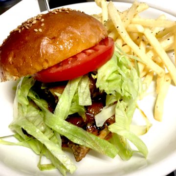 ジャークチキンバーガー　フライドポテト付<br>Jerk chicken burger with French fries