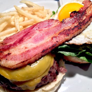 ベーコンエッグチーズバーガー　フライドポテト付<br> Bacon and egg cheeseburger with French fries
