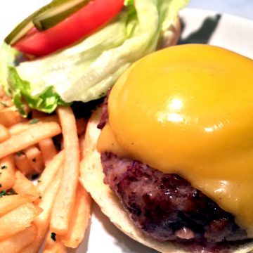 チーズバーガー w/フレンチフライ<br>Cheese burger with French fries